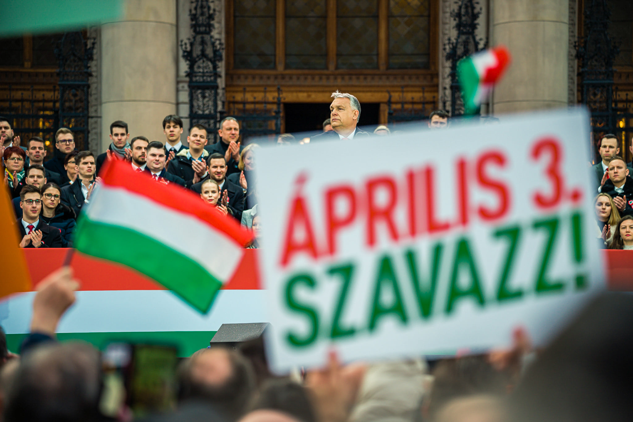 Orbán Viktor tart beszédet március 15-én a parlament előtt.