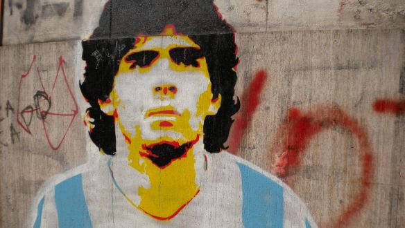 Szabadkoznak a Maradona nyitott koporsója előtt szelfiző temetkezési munkások