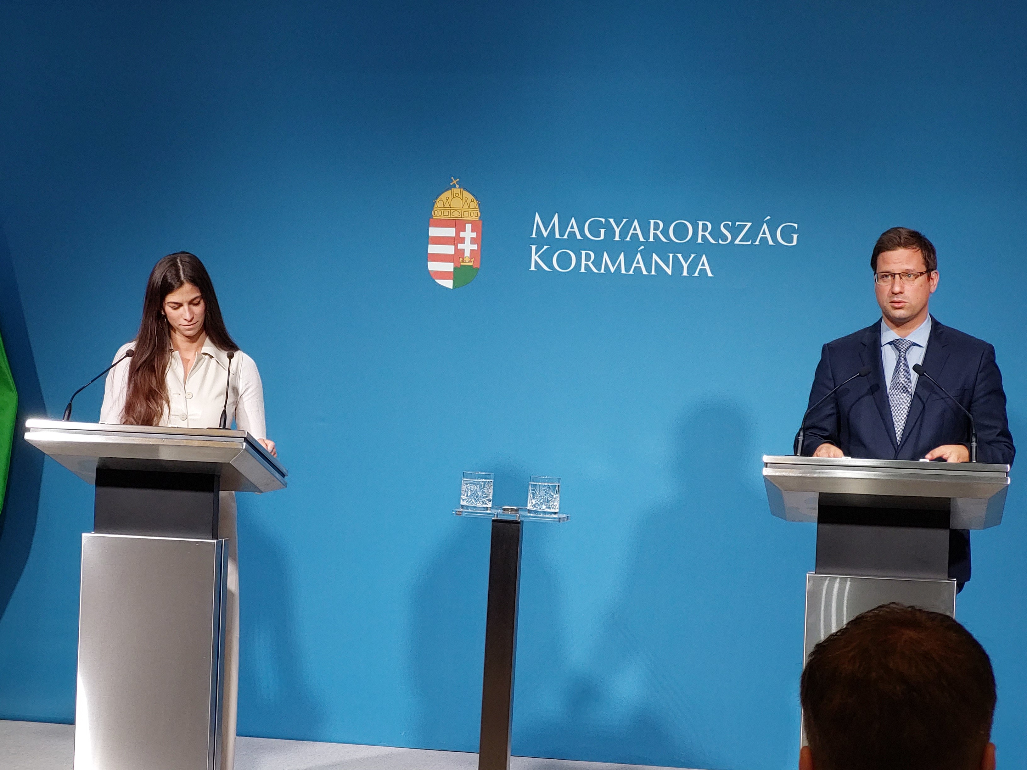 Szentkirályi Alexandra kormányszóvivő és Gulyás Gergely Miniszterelnökséget vezető miniszter a kormány 2021. július 7-i sajtótájékoztatóján.
