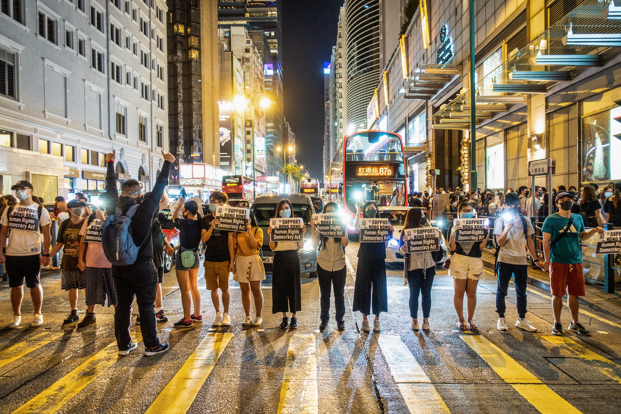 Hongkongi tüntetők blokkolják a városállam egyik legforgalmasabb utcáját még 2019-ben.
