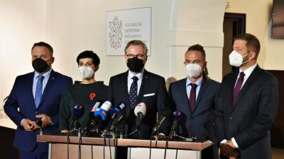 Ellenzi a kötelező oltást, az oltatlanok diszkriminációját és az iskolabezárásokat a hamarosan hivatalba lépő új cseh kormány