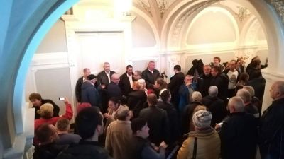 Botrány Győrben: zárt ajtók mögött tartották az alakuló ülést, tüntetők próbáltak bejutni