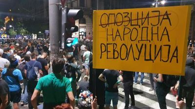 Huligánok és rendőrök verték meg a szerb ellenzék tüntető vezetőit