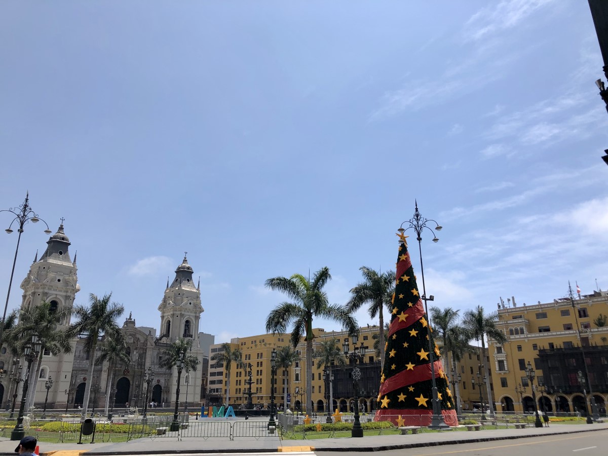 Lima történelmi belvárosa a hajdani Perui alkirályság központja, Cuzco ellentéte, az inkvizíciós spanyol birodalom válasza az inka ragyogásra. Nem olyan romantikus, mint Cartagena, nem olyan kompakt, mint Quito, nem olyan fenséges, mint Cuzco, mégis lenyűgöz. Főként a főtere, ami Peruban külön művészet – lásd még Cuzcót vagy Arequipát.
