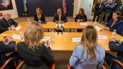 A Krímet el kell engedni, mondta állítólag az amerikai külügyminiszter Ukrajnában