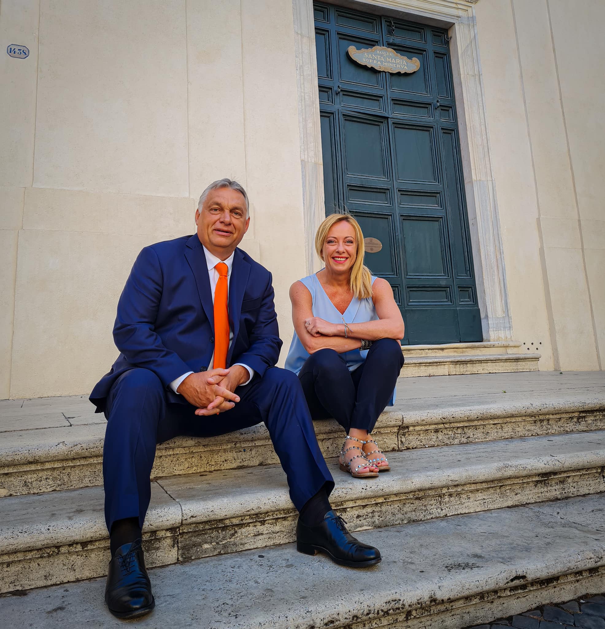 Orbán Viktor magyar miniszterelnök és Giorgia Meloni, az újfasiszta Olaszország Fivérei párt elnöke találkozott Rómában még augusztus végén. Az EPP-ből való távozás óta a Fidesz egy új jobboldali pártcsalád létrehozásán fáradozik.