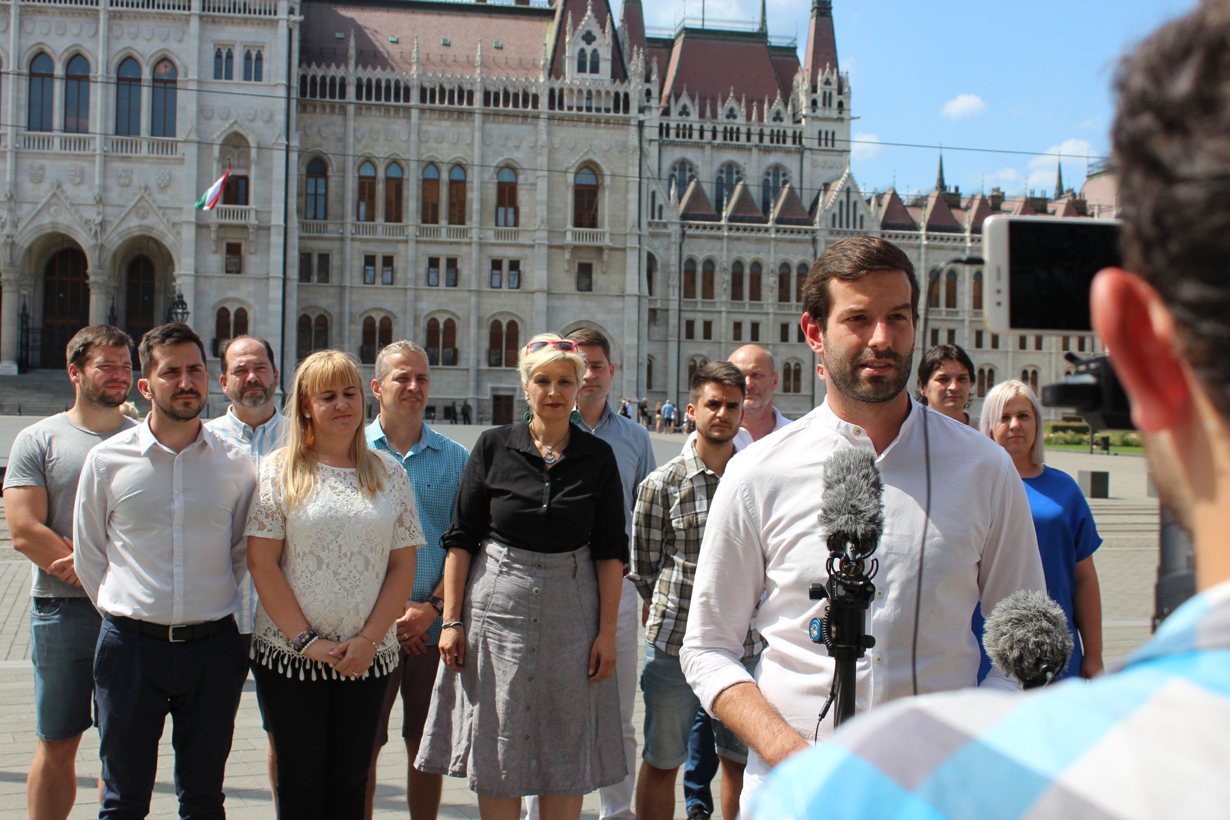 A sajtótájékoztatón Fekete-Győr András a momentumos egyéni jelöltekkel a háta mögött arra biztatta az embereket, hogy vegyenek részt az előválasztáson, és szavazzanak a Momentum jelöltjeire.