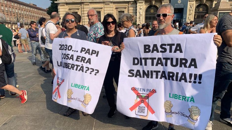 Salvini pártjából bírálják az élet egyre több területéhez bevezetett zöldigazolvány ellen tüntető olaszokat