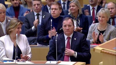 Megalakult, de nagyon gyenge lábakon áll az új svéd kormány