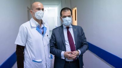 Román miniszterelnök: Ha valaki látná az intenzív osztályainkat, éjszaka is maszkot hordana