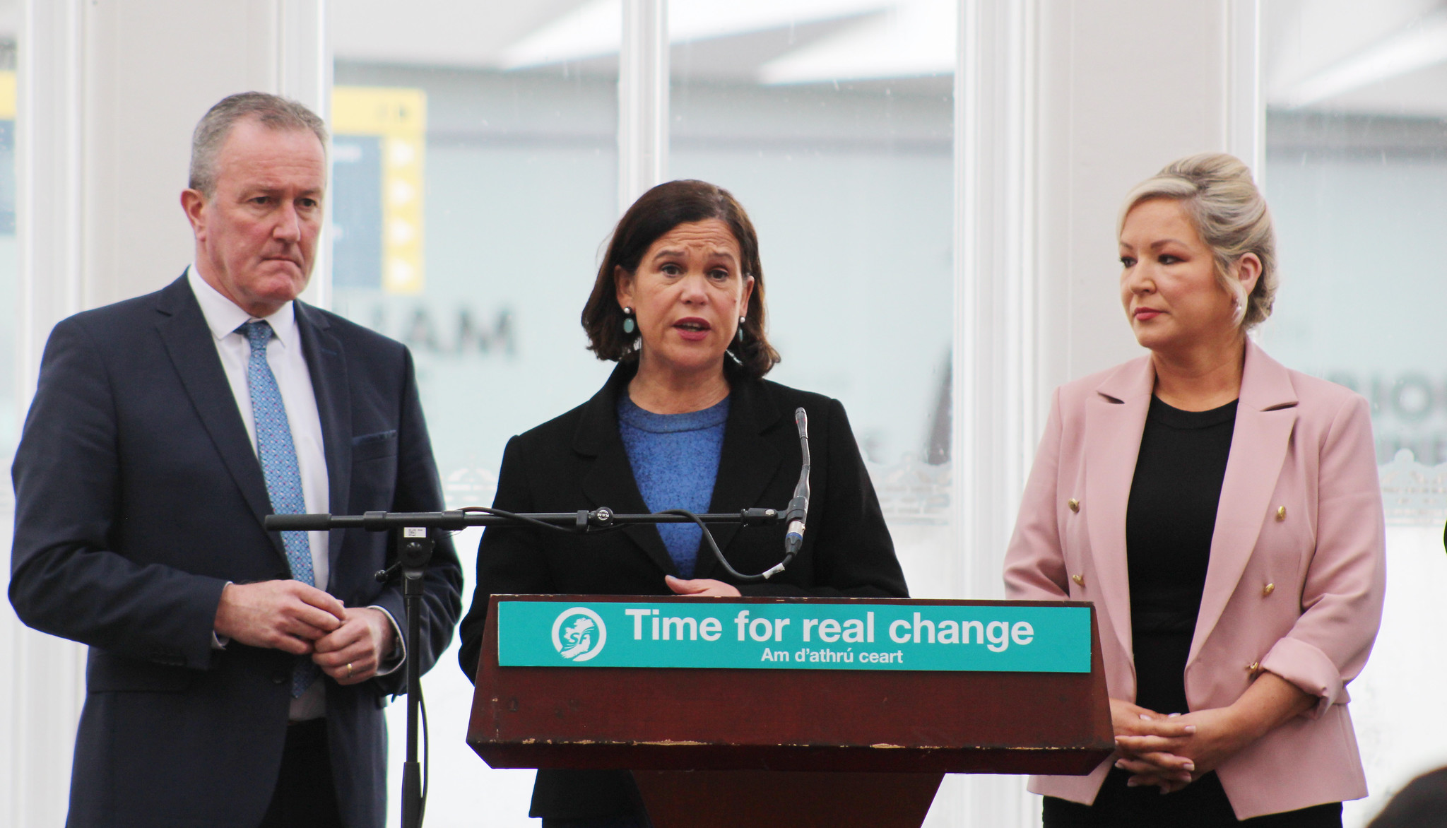 Conor Murphy, a Sinn Féin északír képviselője, Mary Lou McDonald pártelnök és Michelle O'Neill alelnök. O'Neill vezetésével a Sinn Féin először szerezheti a legtöbb szavazatot Észak-Írországban. Annak ellenére, hogy 1998 óta a kormány tagjai, kampányuk jelszava a Változást most!.