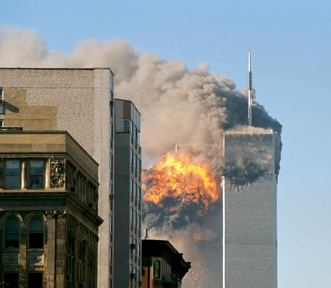 Tűzgolyó száll föl a World Trade Center déli tornyából, miután a United Airlines 175-ös járatát a terroristák frontálisan belevezették 2001. szeptember 11-én. 