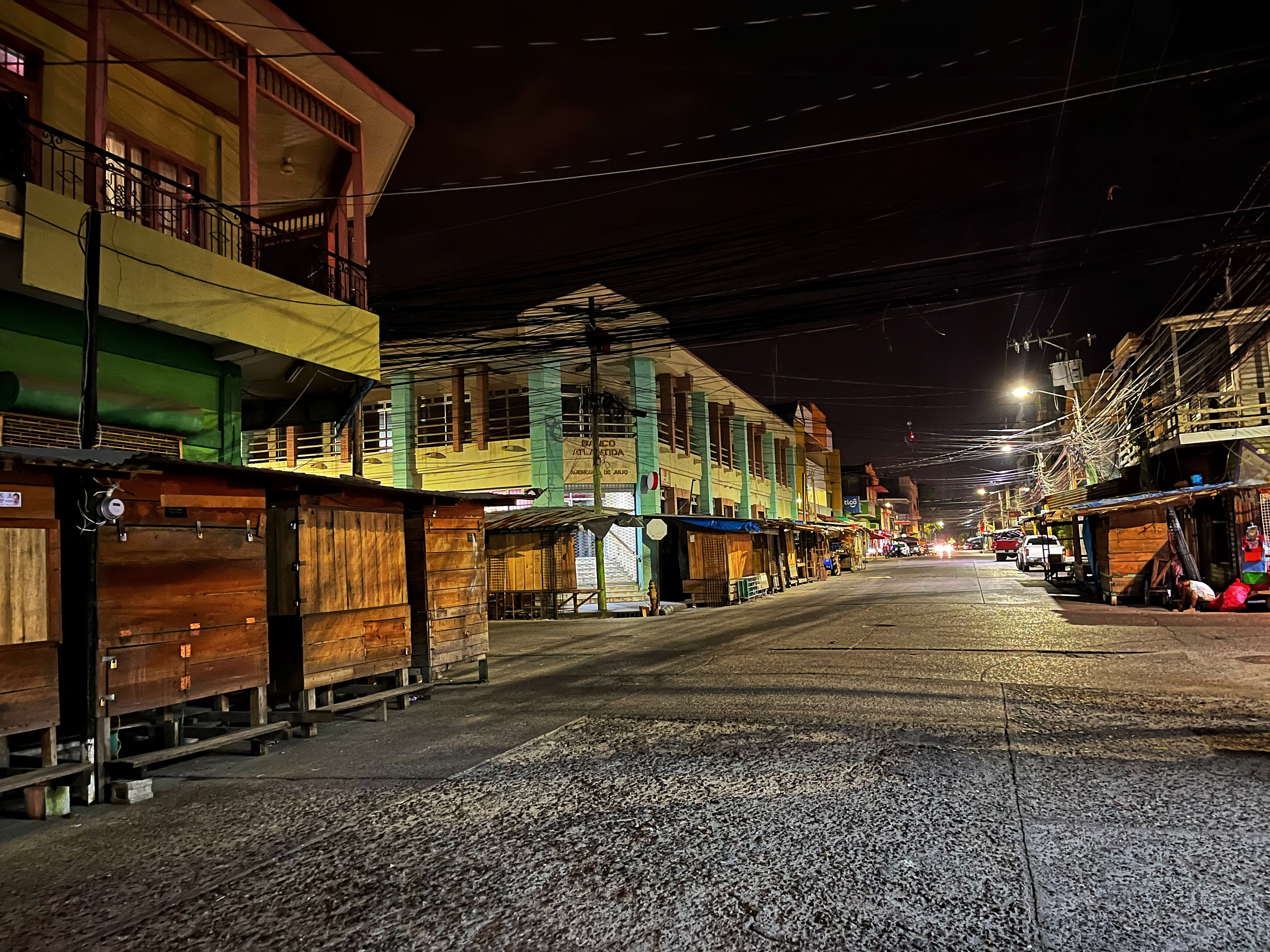 A közbiztonság miatt 18 óra után már csak néhány étkezde és rengeteg gyógyszertár tart nyitva, 19 órakor pedig ilyenné néptelenné válnak az utcák is. Ez a kép La Ceiba egyik utcáján készült.