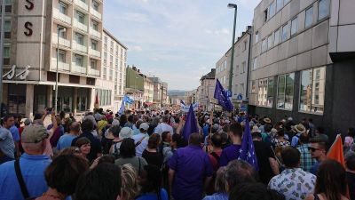 Tízezren tüntettek Kasselben száz szélsőjobbos ellen