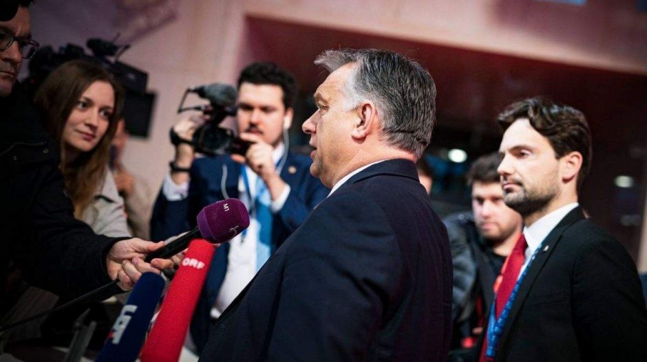 Nem mehet Orbán kormányinfójára az Azonnali