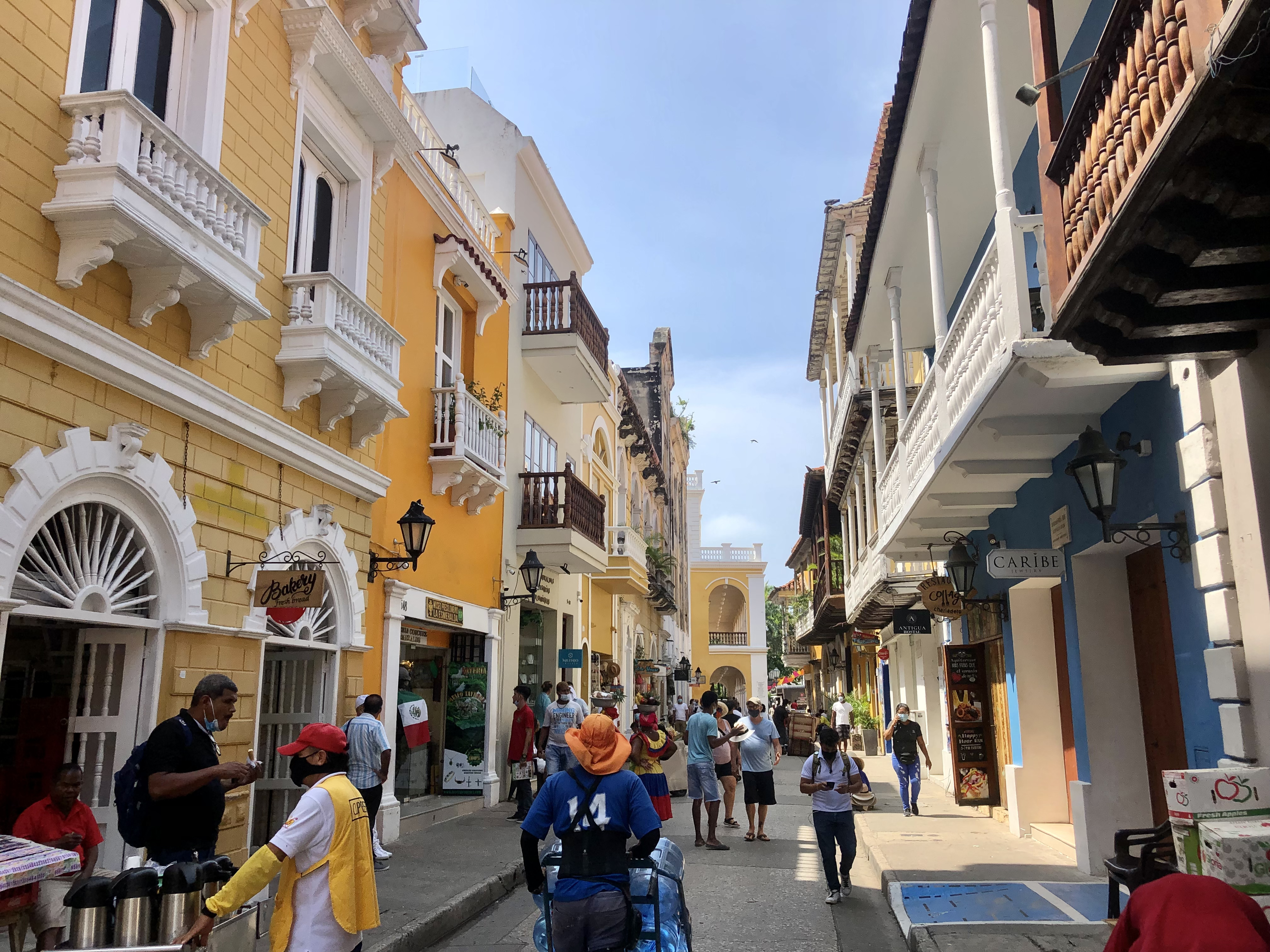 Jellegzetes óvárosi utca nappal, amikor Cartagena másik, az abszolút turistás arcát kapjuk. Hihetetlenül szép koloniális épületek között szakad ránk a forróság, önt el a magas páratartalom miatt a víz. Az élményt fokozza a kötelező, de nyílt terekben kevésbé hordott maszk.