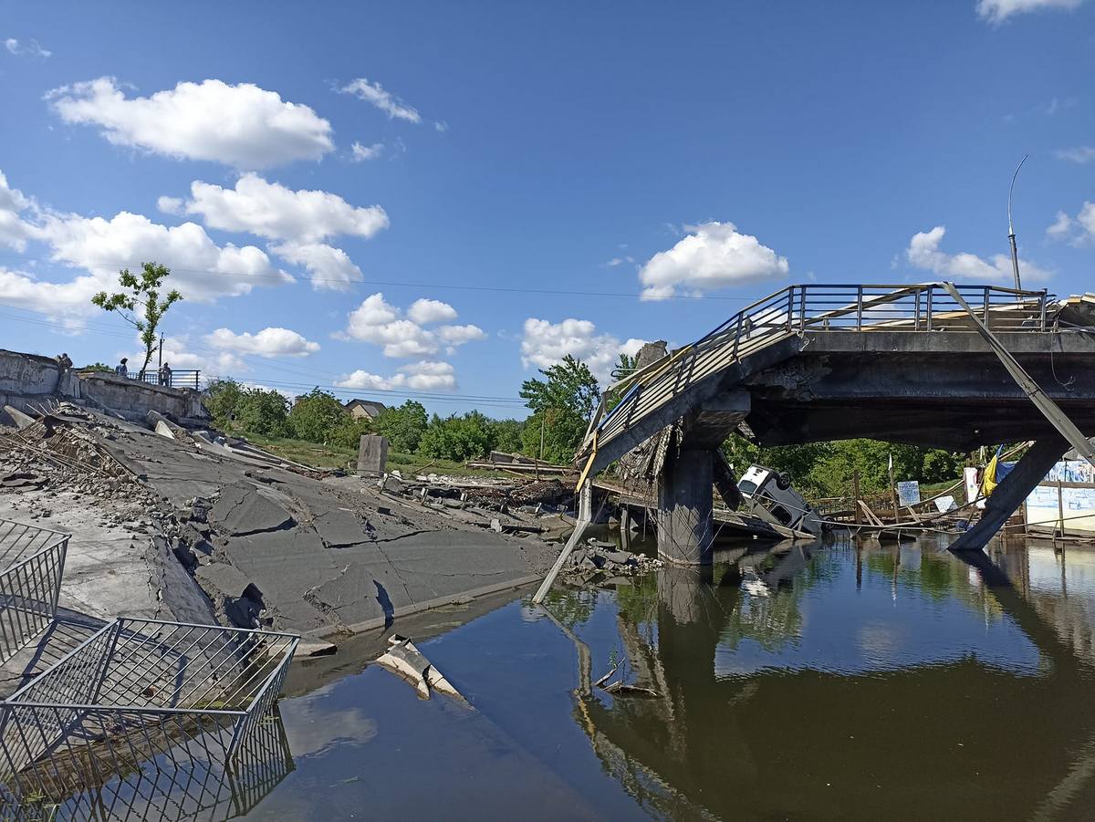 A lerombolt híd Irpiny kijevi felőli kijáratánál