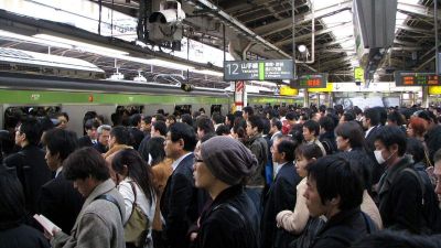 Arra kérik a japánokat, otthonról dolgozzanak majd az olimpia alatt, hogy ne omoljon össze a tömegközlekedés