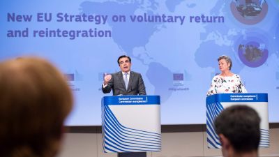 Önkéntes alapon küldene haza több mint háromszázezer menedékkérőt az Európai Bizottság