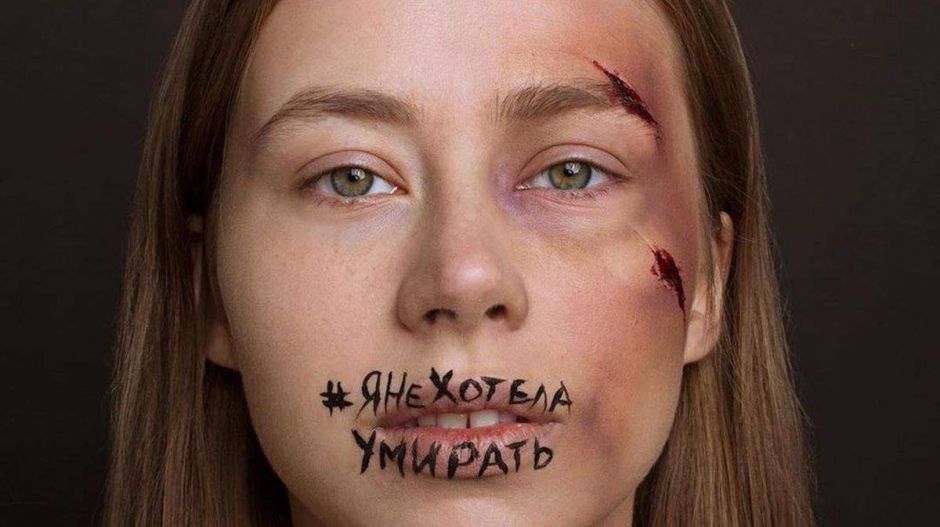 Véres instaképekkel kampányolnak orosz nők ezrei a családon belüli erőszak ellen