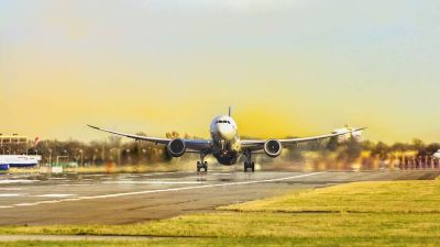 Az európai repülési szabályok miatt égetik a repülők tökfeleslegesen a kerozint