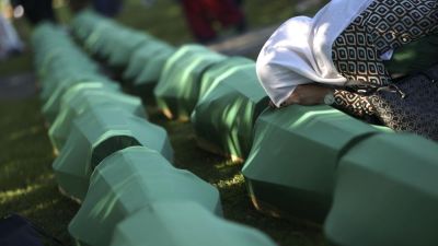 Ezrek gyűltek össze Srebrenicában, hogy megemlékezzenek a népirtás 27. évfordulójáról