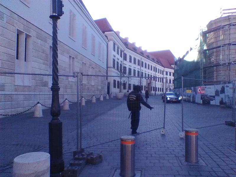 Csak a sajtó elől zárták le a közterületet Orbán Viktor hivatala előtt