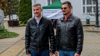 A Jobbik kitart a karlendítésgyanús képe miatt botrányba keveredett jelöltje mellett