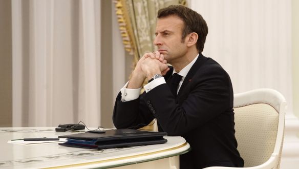 Macron nyugalomra int, miután Biden hentesnek nevezte Putyint