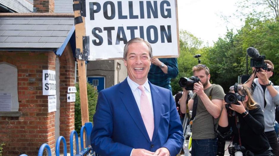 Így nyerné meg Nigel Farage Boris Johnsonnak a brit választást