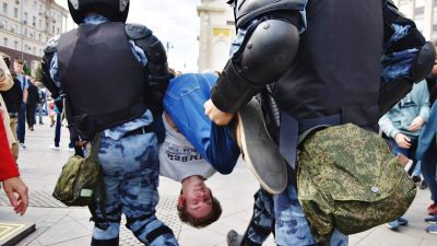 Több mint hatszáz, szabad választásokat követelő ellenzékit vettek őrizetbe Moszkvában