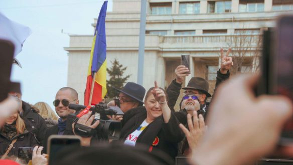 Negyedik napja tüntetnek a románok a járványügyi korlátozások ellen, a szélsőjobb vezéreit milliókra büntették