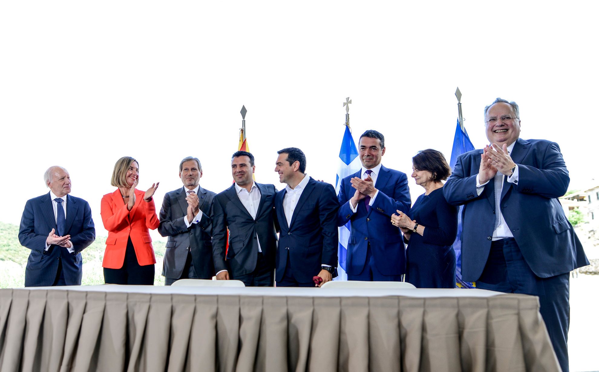 A Szkopje és Athén közötti, a névkérdésről szóló megállapodás ünnepélyes aláírása a Preszpa-tónál, 2018. június 17-én.