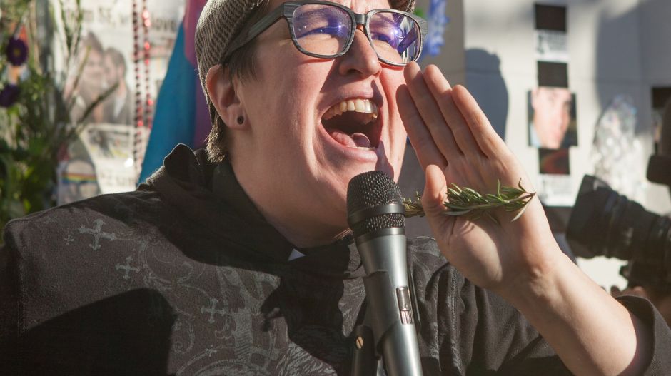 LMBTQ hősből „fehér agresszor” lett 8 hónap alatt az első transznemű püspök