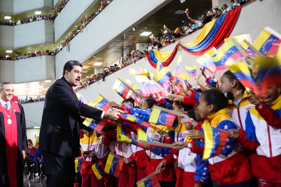 Nicolas Maduro, Venezuela autoriter elnöke támogatói körében még 2019 januárjában.