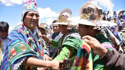 Vidéki támogatóival ostromoltatná meg a városokat a bolíviai elnök