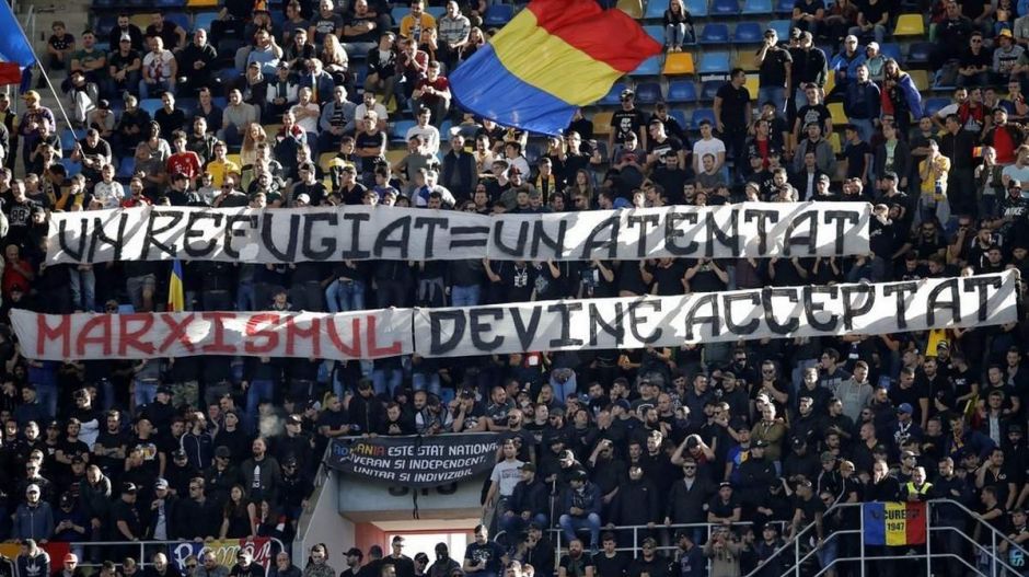 Magyar- és migránsellenes szurkolói magatartás miatt büntetheti meg a román fociszövetséget az UEFA