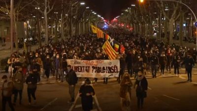 Egy rendszerkritikus rapper letartóztatása miatt lángoltak a kukák Katalóniában 