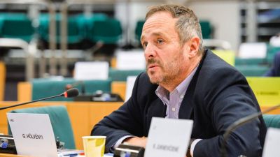 Az Európai Néppárt EP-frakciója nem tervezi kizárni a KDNP-s Hölvényi Györgyöt