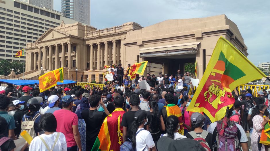 Tüntetők foglalták el az elnöki palotát Srí Lankán