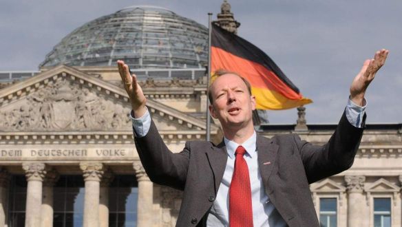 Náci húzóneveket pakol az EP-listájára a német viccpárt