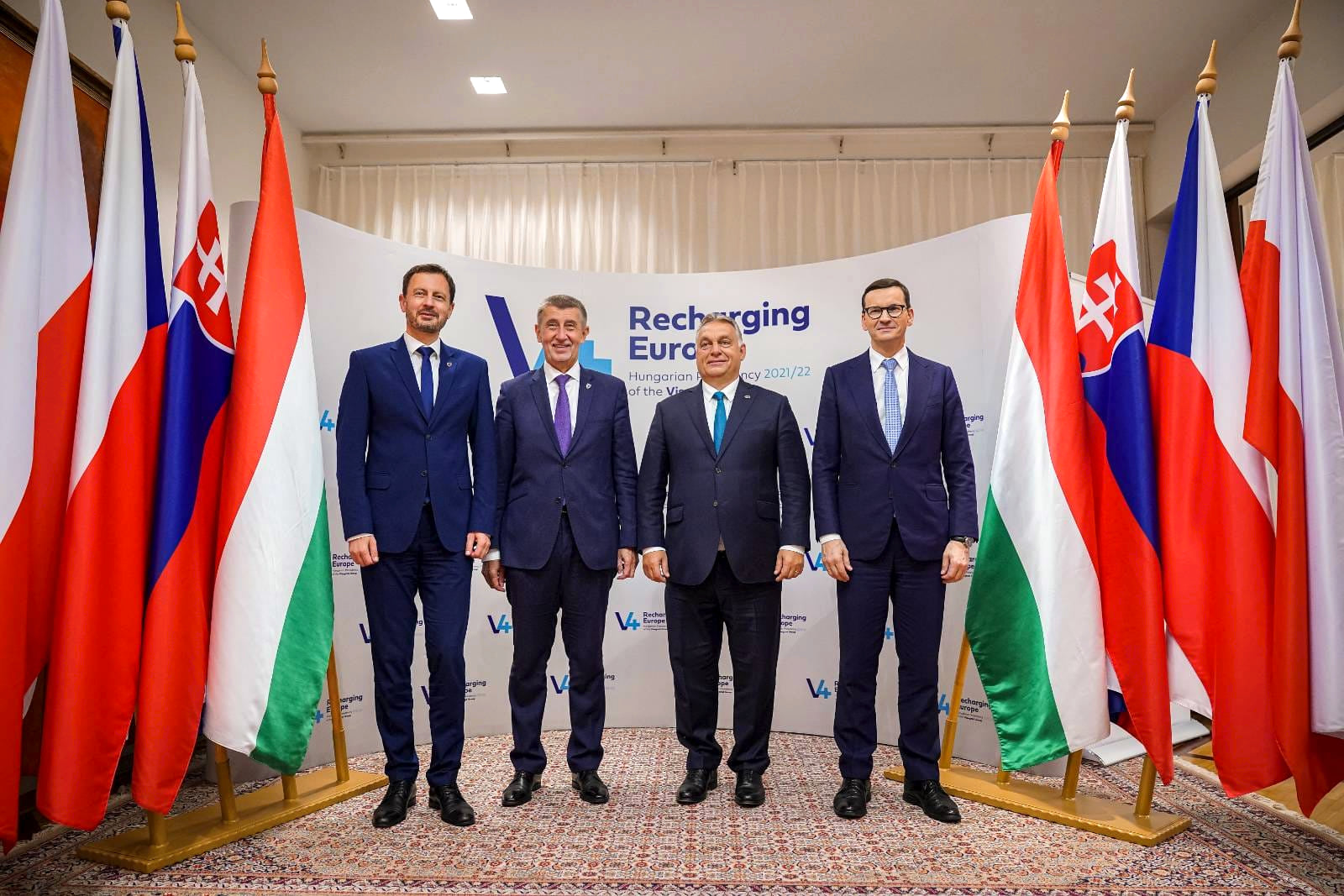 V4 találkozó még 2021-ben. Ezen még a korábbi miniszterelnök, Andrej Babiš vett részt. Az új kormány koalíciós szerződésében a visegrádi együttműködést egy szinten említik az EU-val és a NATO-val. 