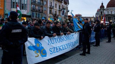 Kifütyülték a koszorúzó Jobbikot és LMP-t az autonómiáért tüntető székelyek