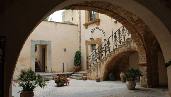 Többezren ostromolják a szicíliai házakat 1 euróért kínáló polgármestert