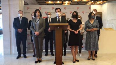 Lemondott két szlovák politikus, mert megszegték a járványügyi szabályokat